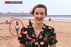 英国一男孩在BBC记者直播中以滑稽动作抢镜图片