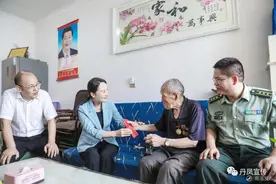 郑晓燕看望慰问丹凤县困难退役军人，实地调研易地搬迁安置小区服务管理工作图片