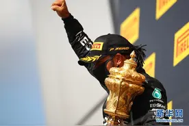 F1英国大奖赛：汉密尔顿夺冠图片