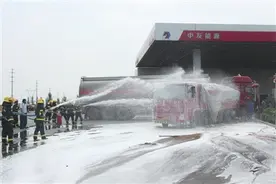 油罐车与大货车碰撞 汽油泄漏 消防两小时紧急救援 成功排险图片