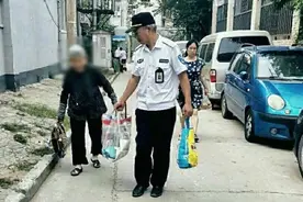 感动！郑州一九旬老太捡废品卖钱为儿减轻压力图片