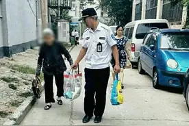 感动！郑州一九旬老太捡废品卖钱为儿减轻压力图片