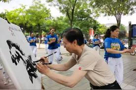双手写马赞军魂 花样舞蹈庆“八一”图片