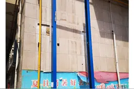 追踪｜公寓楼外违规安装的电梯已被自行拆除图片