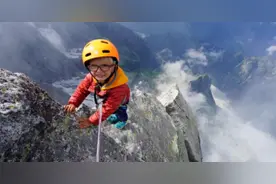 征服这座阿尔卑斯山峰最年轻的人仅3岁！他一路吃着甜食爬上去的图片