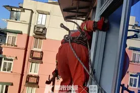 今早杭州大关一老人在家中突然病倒，厨房火还没关，紧急下消防员爬窗救人图片