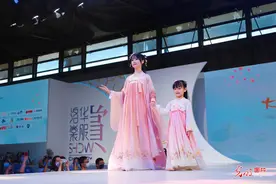 模特汉服走秀时尚演绎中国民族服饰文化图片
