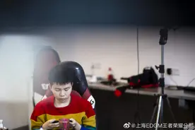 王者荣耀职业选手浪浪：配合团队，克服伤痛，我会坚持下去｜《魔都电竞人》EP08图片