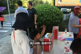 暖暖的！杭州一小区57岁保安突发脑梗，居民两天捐了5万4千余元图片