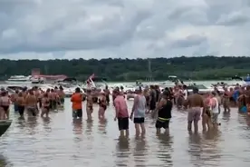 美国这一幕吓坏美媒：500人参加狂欢，没人戴口罩图片