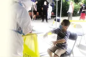 6岁男孩和护士妈妈隔空拥抱，一声声大喊：妈妈，我想你了图片