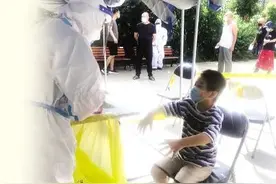 6岁男孩和护士妈妈隔空拥抱，一声声大喊：妈妈，我想你了图片