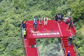 极限挑战，你敢pick哪一项？他们用一根绳子飞跃300米悬崖图片