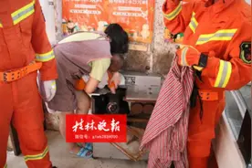 广西1岁男童手卡绞肉机，半个手掌粉碎性骨折图片