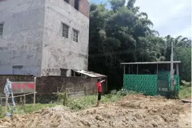 污水处理站离一房屋仅3米多 村民投诉噪音与臭味困扰生活图片