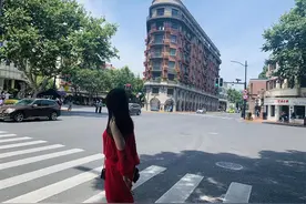 高温来袭，可上海这条路上美女扎堆，为啥“涂满防晒霜也要来”图片