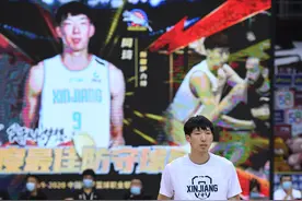 篮球——CBA：周琦获颁CBA常规赛年度最佳防守球员奖杯图片