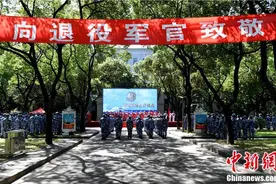 东部战区海军某基地举行军官退役仪式图片