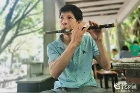 慢新闻·人物 | 能吹百首曲子能制箫笛 这位城市“扫地僧”，药师都来找他学艺图片