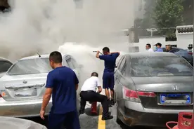 江门市五邑中医院停车场小车突然起火，就诊消防指战员冲上前灭火图片