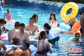 重庆民众水中打麻将玩泡泡消暑图片
