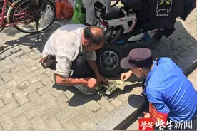 女士裙摆突然绞进电动车车轮，车动不了人也走不掉图片