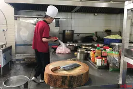 食堂成了他的展厅 德阳一食堂的厨房内藏着一位国画高手图片