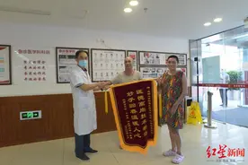 还记得那对成都“最感人烧伤夫妻”吗？救治两个多月后，他们出院了图片