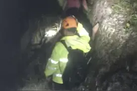两游客从深圳一度假村出发沿南澳海岸线游玩，遇恶劣天气被困图片