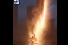 沈阳暴雨天降“火龙”劈向高楼，高压电线遭雷击，火花四溅图片