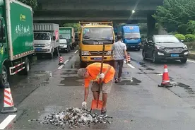 险！松山湖大道惊现大量铁钉，东莞城管火速响应半小时完成清障图片