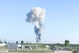 湖北仙桃一化工企业发生闪爆事故，已致5人受伤4人失联视频封面