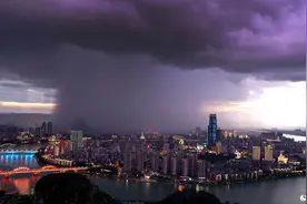广西柳州上空出现雷暴云图片