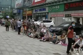 凌晨4点来排队！数百大爷大妈为领免费米打架，结果活动取消了图片
