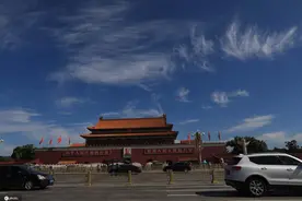 北京天空出现绝美云彩 酷似一条长龙图片