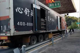霸道司机超限走绿通，收费员说行不通图片