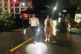 风雨中的身影｜订婚礼上，他刚给长辈敬完酒，就“丢”下未婚妻直奔防台现场图片