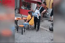 画面超甜！妻子雨中吃面，丈夫旁边背娃打伞...图片