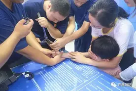 河南许昌：淘气男童手指卡杯盖，谨防此类“杯”剧再发生图片