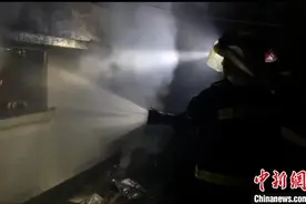消防员救火热晕倒地 徐州市民为其淋水扇扇子降暑图片