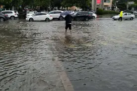 青岛突降暴雨致多路段积水严重 公交启动应急响应保出行图片