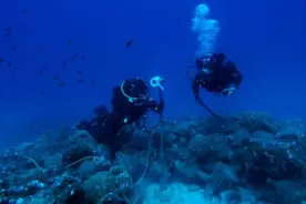 希腊开放首家水下博物馆 游客探索神秘古老沉船图片