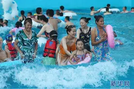 夏日戏水享清凉图片