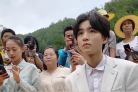 美颜鲨人！王俊凯参加下乡活动 穿白西装生图超绝图片