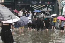 青岛澳门路海边风大浪急，仍有人顶着大浪捞海冻菜图片