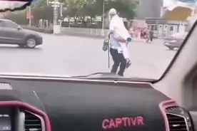 暖心一幕！银川一老人被交警抱过马路，网友拍了下来图片