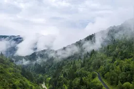 云雾缭绕的宁武“悬空村”宛如仙境图片