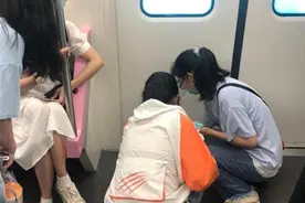 女生地铁车厢内吐了一地，陌生婆婆帮忙一起清理图片