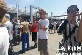 岛城高温下的风景丨主播徐小卫每天码头直播卖蟹8小时图片
