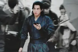 李易峰《镜双城》路透！蓝发蓝衣新造型苏摹本苏图片